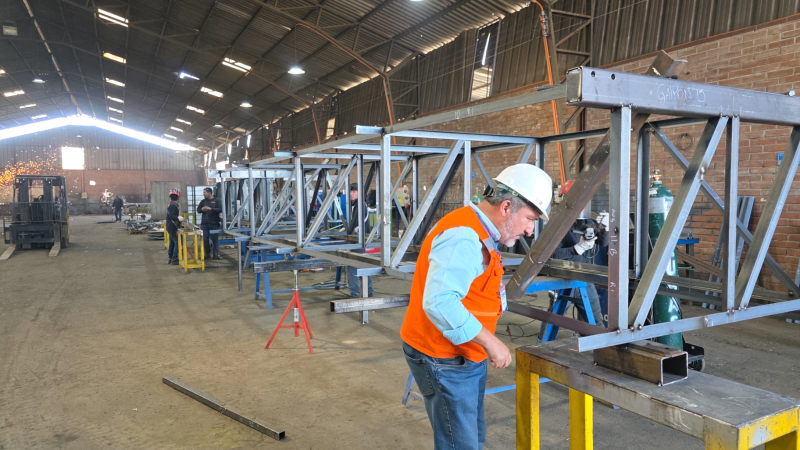 Equipo técnico de Prosolmec junto a una estructura en fabricación