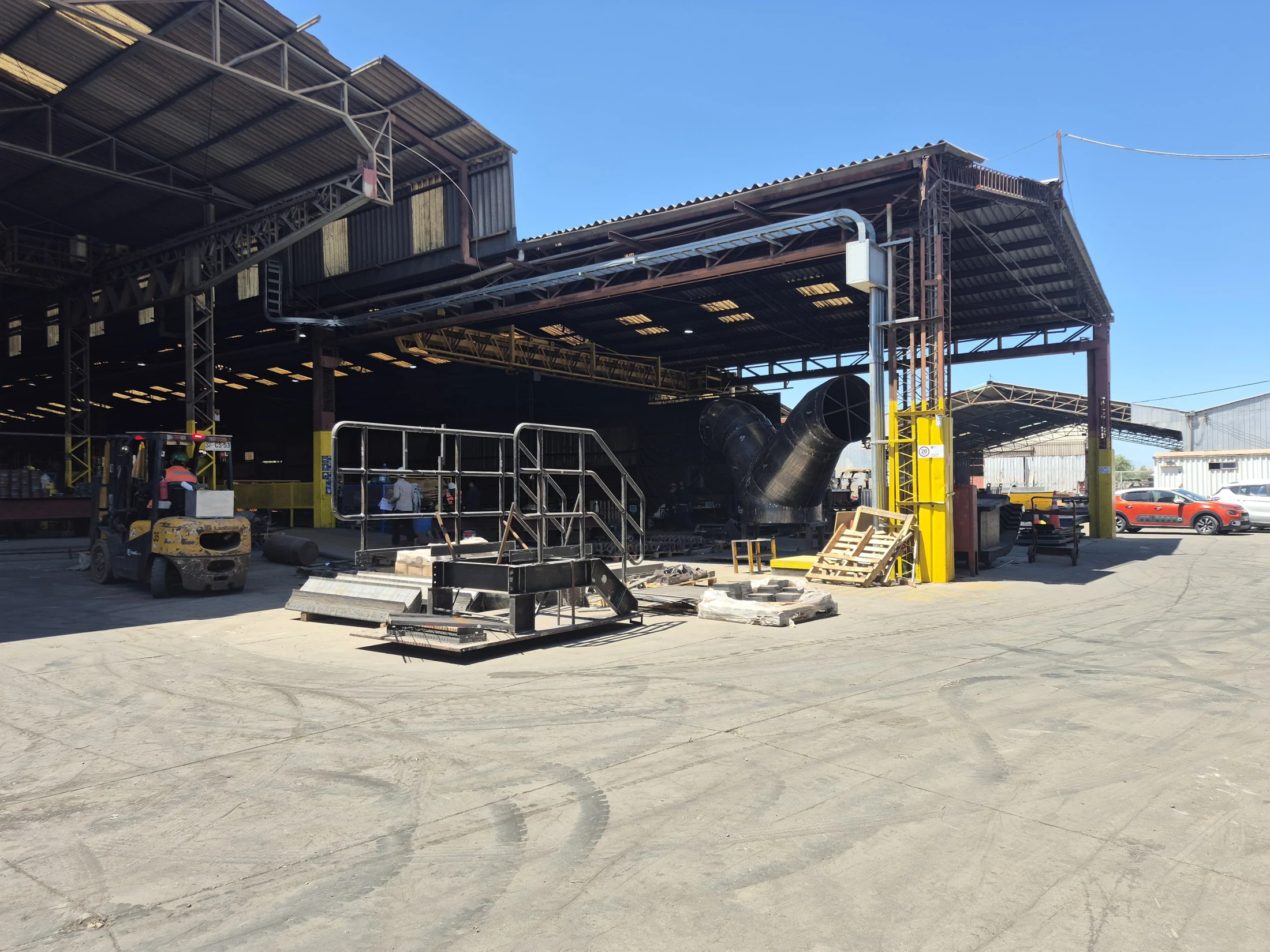 Conjuntos metalmecánicos y componentes en patio de planta